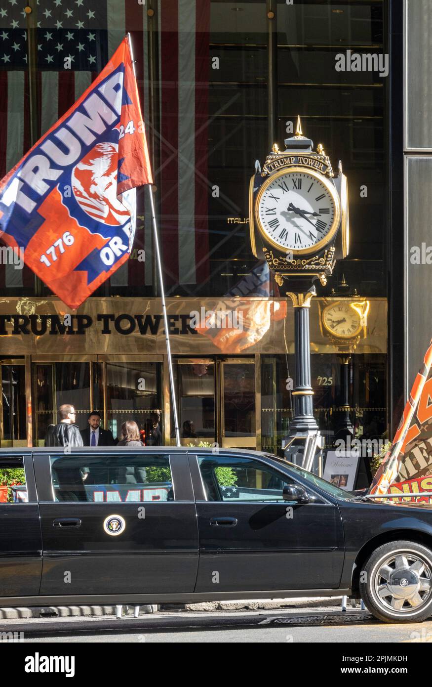 Les partisans de Pro Trump manifestent pacifiquement devant la Trump Tower sur Fifth Avenue, 2023, New York City, États-Unis Banque D'Images