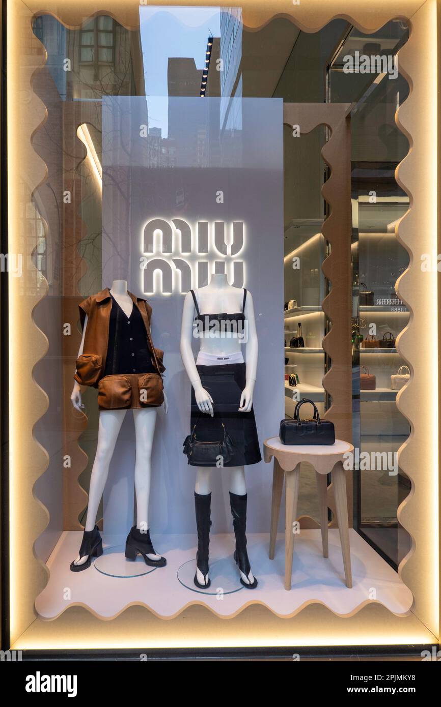 MIU Miu Storefront Window 57th Street, NYC, Etats-Unis 2023 Banque D'Images