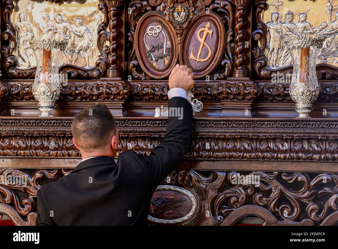 Vendrell, Espagne. 03rd avril 2023. Le contremaître de la fraternité appelle les Nazaréens avec le marteau d'argent pour commencer la parade. La Fraternité de 'Las Penas de El Vendrell' interprète le défilé avec 'Virgen del Consuelo' et 'Jesus de las Penas' lors de la célébration du dimanche des palmiers dans la semaine de Pâques à Vendrell, Tarragone Espagne (photo de Ramon Costa/SOPA Images/Sipa USA) crédit: SIPA USA/Alay Live News Banque D'Images