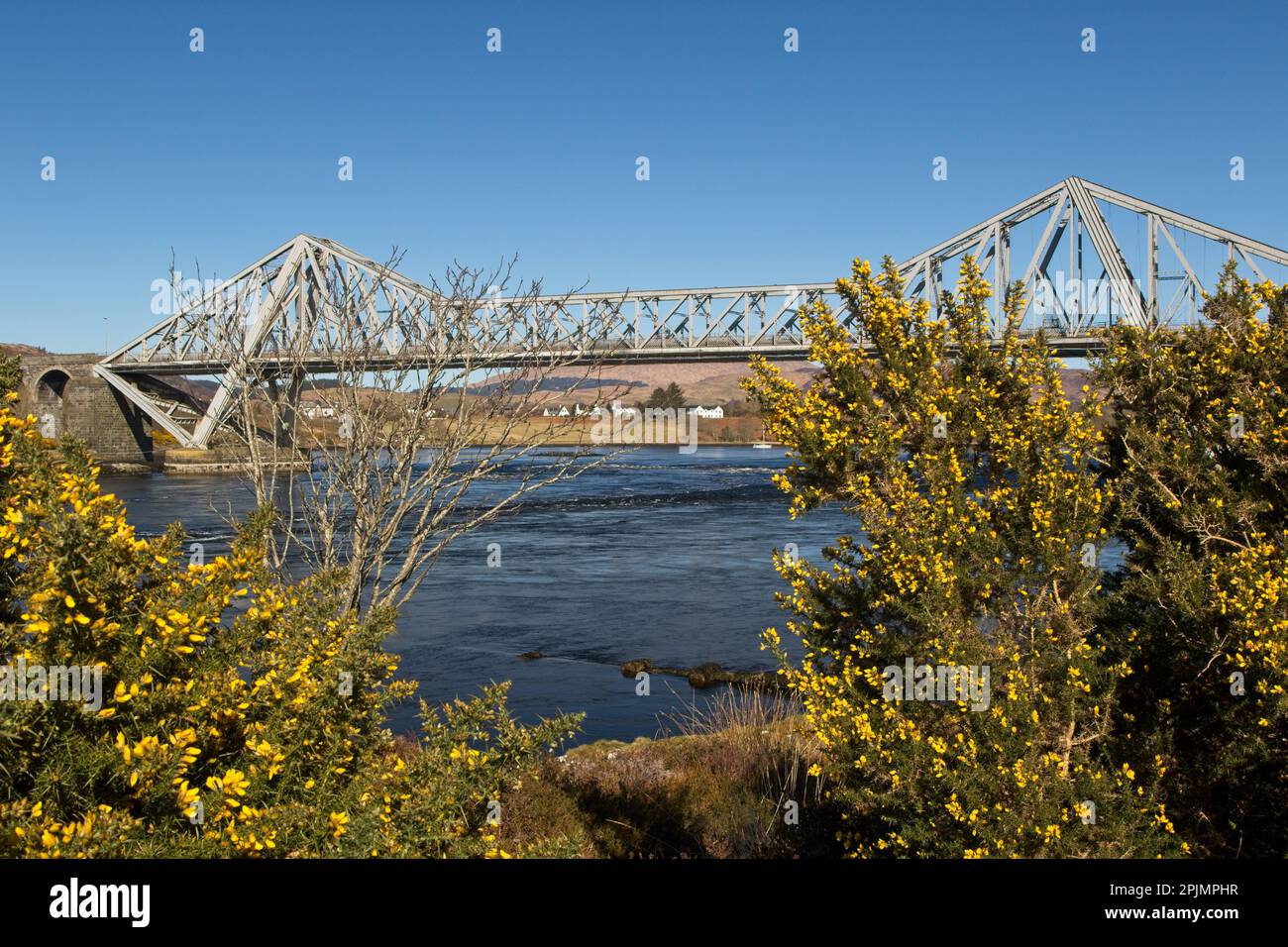 Le pont de Connel est un pont en porte-à-faux qui traverse le Loch Etive à Connel, en Écosse. Le pont traverse la partie la plus étroite du loch, aux chutes de Lor Banque D'Images