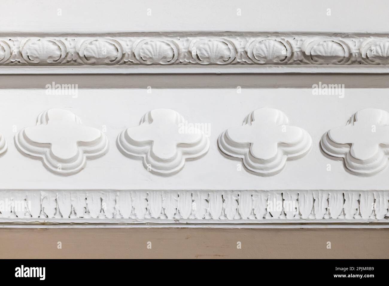 Détails abstraits de l'architecture classique, la décoration blanche de relief de plafond est sur le mur beige Banque D'Images