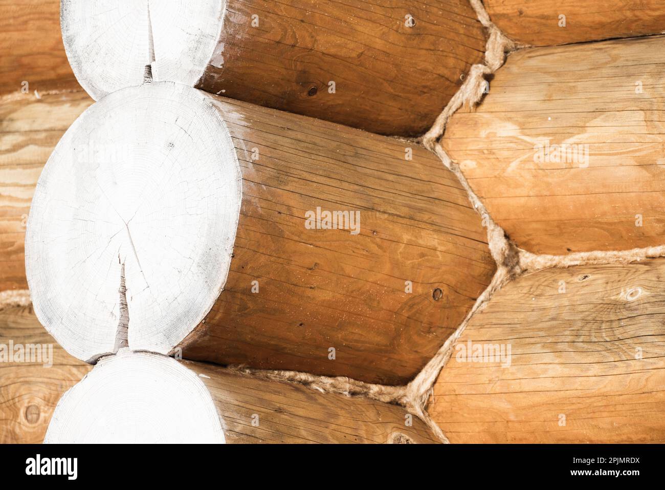 Détails extérieurs de la maison en bois de Sibérie faite de grumes Banque D'Images