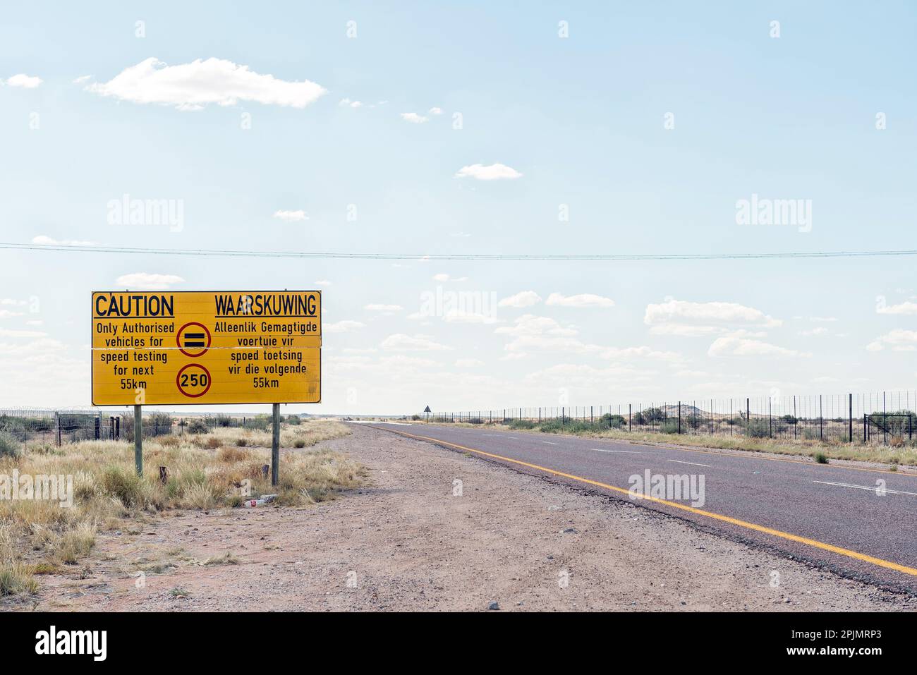 Un panneau d'avertissement de limite de vitesse de 250 km pour les véhicules d'essai sur la route R360 entre Askham et Upington, dans la province du Cap Nord en Afrique du Sud Banque D'Images