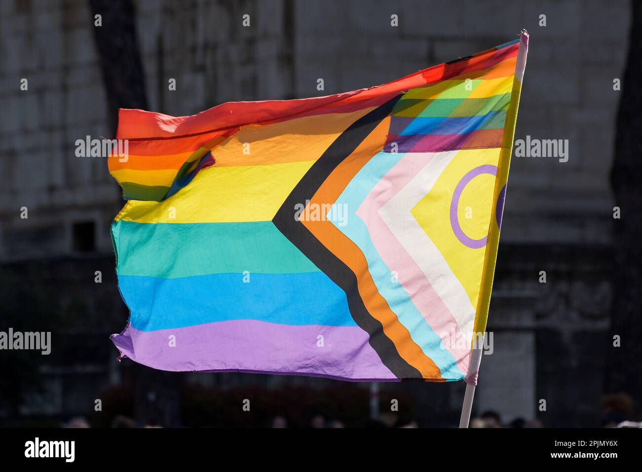 Rome, Italie. 01st avril 2023. Un drapeau de la fierté du progrès intersex-inclusive est vu lors de la manifestation de la Journée transgenre de visibilité à Rome. La manifestation s'inscrit dans le cadre de la Journée transgenre de visibilité, un événement annuel qui se déroule sur 31 mars et qui se consacre à la célébration des personnes transgenres et à la sensibilisation à la discrimination à laquelle sont confrontées les personnes transgenres dans le monde entier. Crédit : SOPA Images Limited/Alamy Live News Banque D'Images