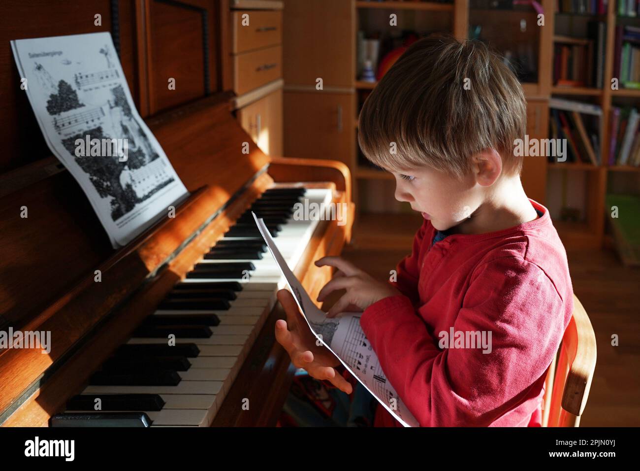 Adorable mignon petit garçon caucasien petit enfant ayant joué au piano à  la maison. Éducation, développement de l'enfant. Mise au point sélective  Photo Stock - Alamy