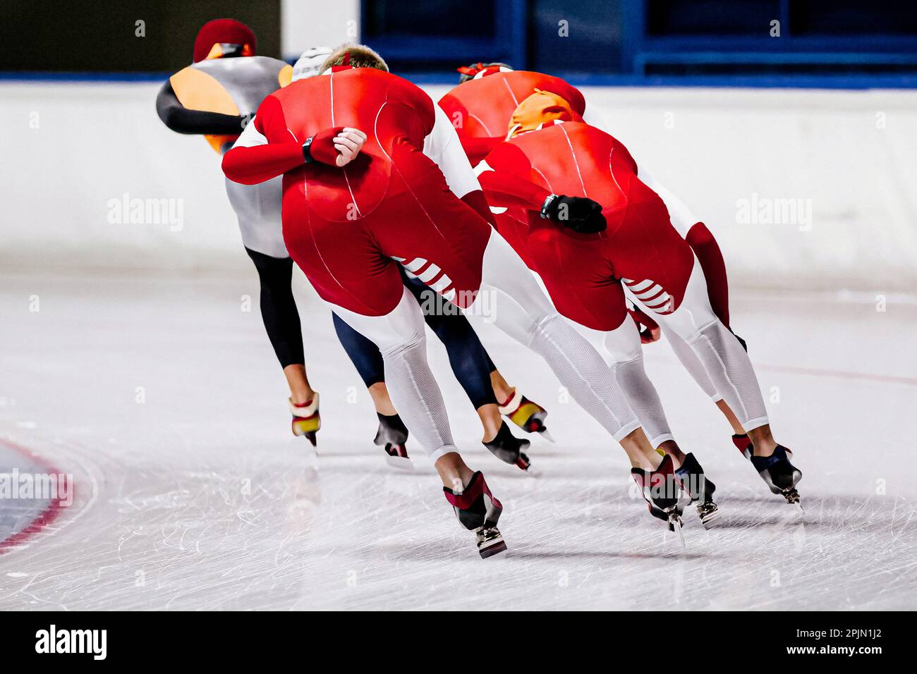 les patineurs mâles de dos qui exécutent de masse commencent la course de patinage de vitesse, la compétition de sports d'hiver Banque D'Images