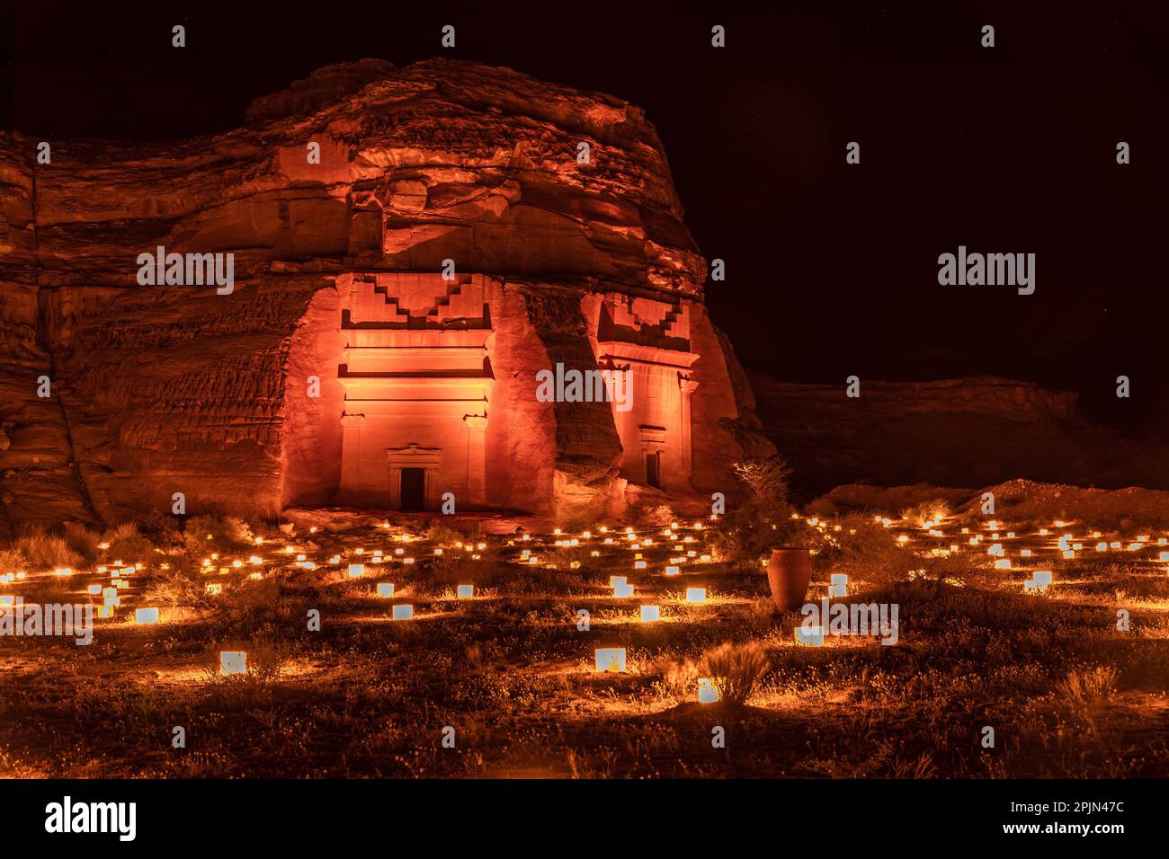 Les tombes anciennes de la ville de Hegra illuminées pendant la nuit, Al Ula, Arabie Saoudite Banque D'Images