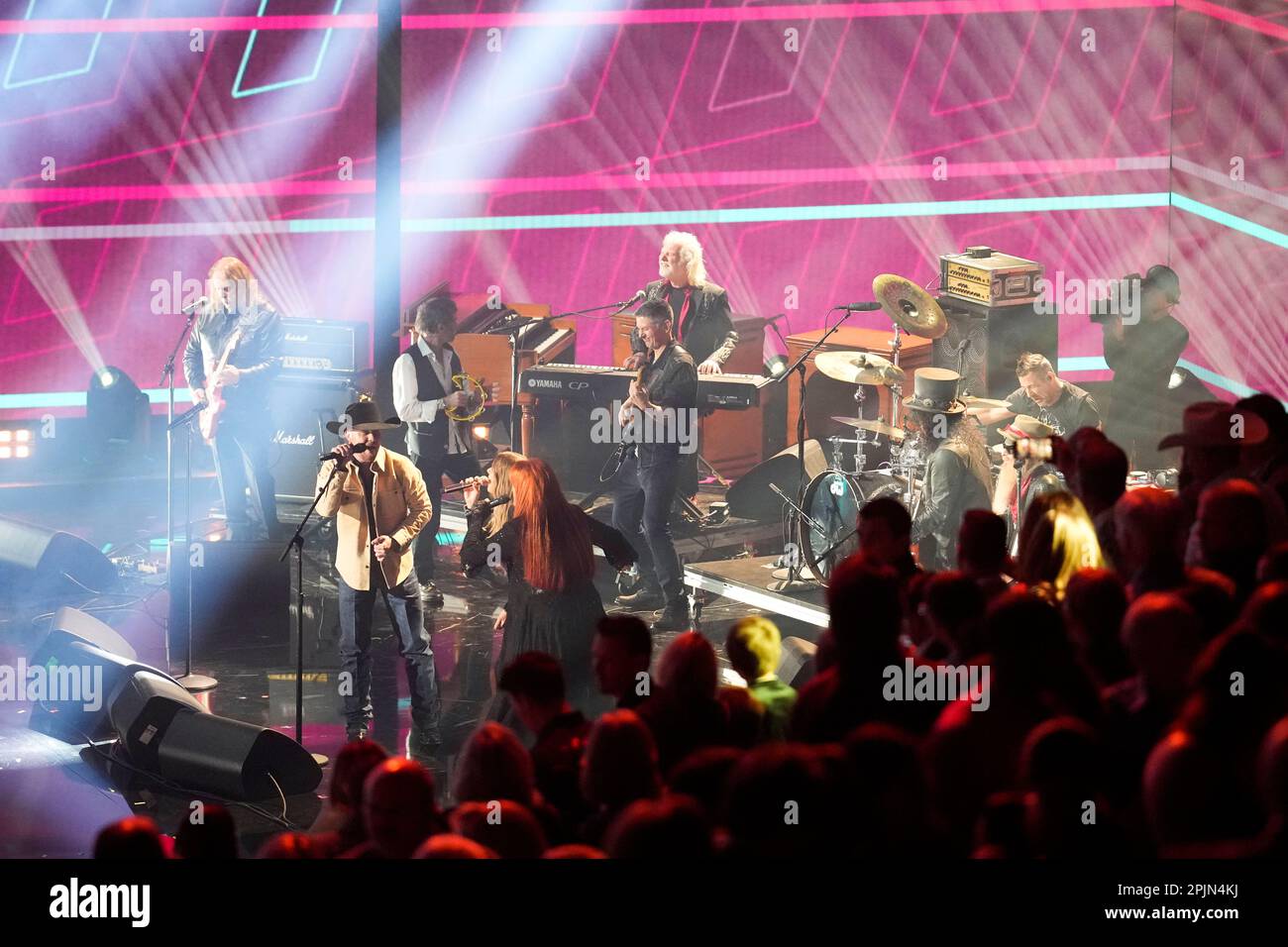 Finale d'hommage à Lynyrd Skynyrd avec CHUCK LEAVELL, SLASH, BILLY GIBBONS, LEANN RIMES, CODY JOHNSON, PAUL RODGERS, WARREN HAYNES et WYNONNA JUDD au Country Music Television (CMT) Music Awards 2023, qui a eu lieu pour la première fois à Austin, au Texas, sur 2 avril 2023 au Moody Center, avant une foule vendue. Crédit : Bob Daemmrich/Alay Live News Banque D'Images