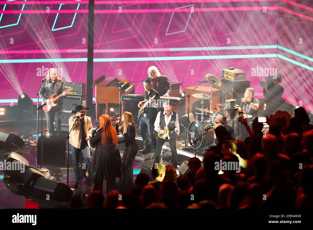 Finale d'hommage à Lynyrd Skynyrd avec CHUCK LEAVELL, SLASH, BILLY GIBBONS, LEANN RIMES, CODY JOHNSON, PAUL RODGERS, WARREN HAYNES et WYNONNA JUDD au Country Music Television (CMT) Music Awards 2023, qui a eu lieu pour la première fois à Austin, au Texas, sur 2 avril 2023 au Moody Center, avant une foule vendue. Crédit : Bob Daemmrich/Alay Live News Banque D'Images