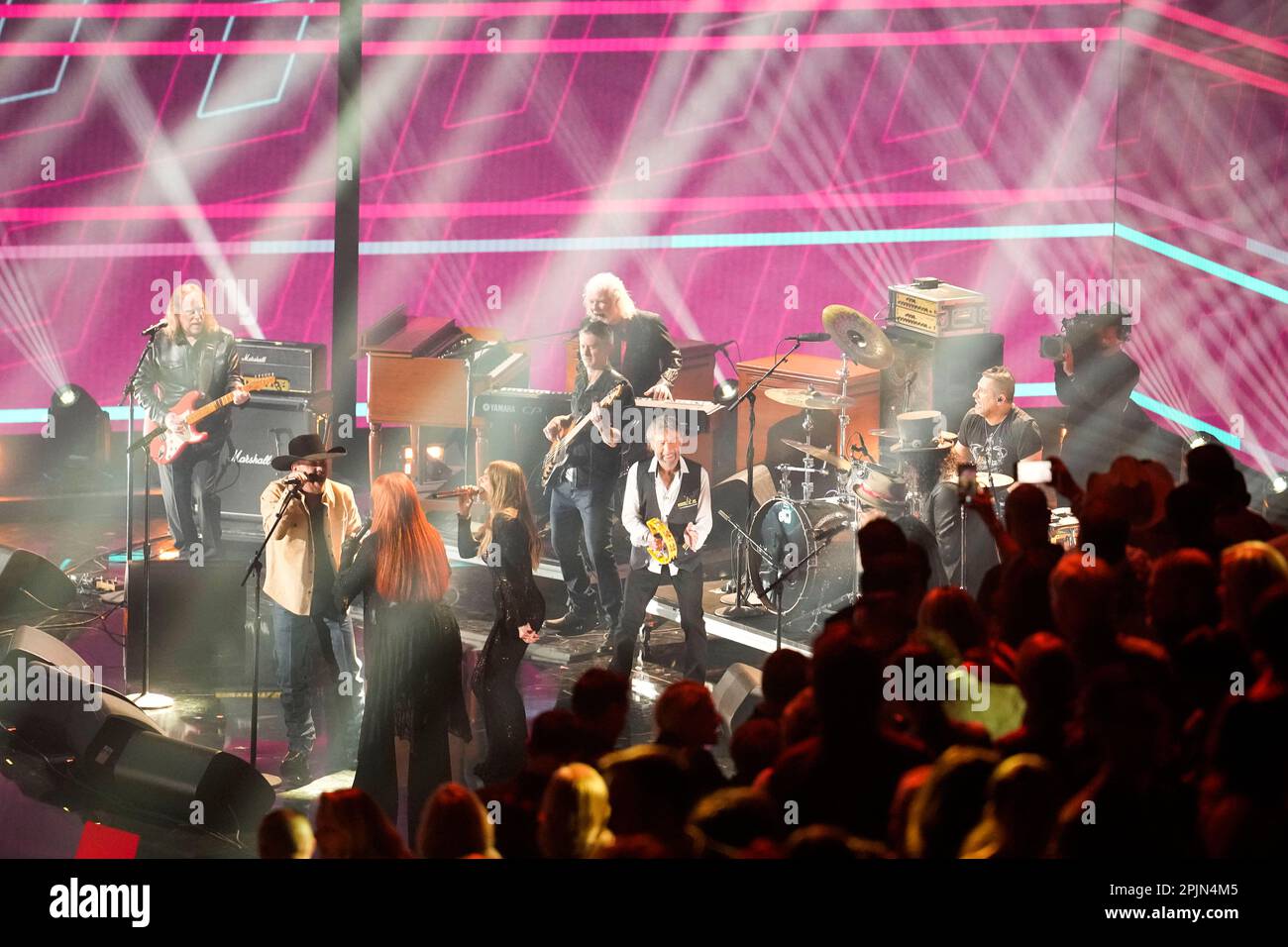 Finale d'hommage à Lynyrd Skynyrd avec CHUCK LEAVELL, SLASH, BILLY GIBBONS, LEANN RIMES, CODY JOHNSON, PAUL RODGERS, WARREN HAYNES et WYNONNA JUDD au Country Music Television (CMT) Music Awards 2023, qui a eu lieu pour la première fois à Austin, au Texas, sur 2 avril 2023 au Moody Center, avant une foule vendue. Crédit : Bob Daemmrich/Alay Live News Banque D'Images