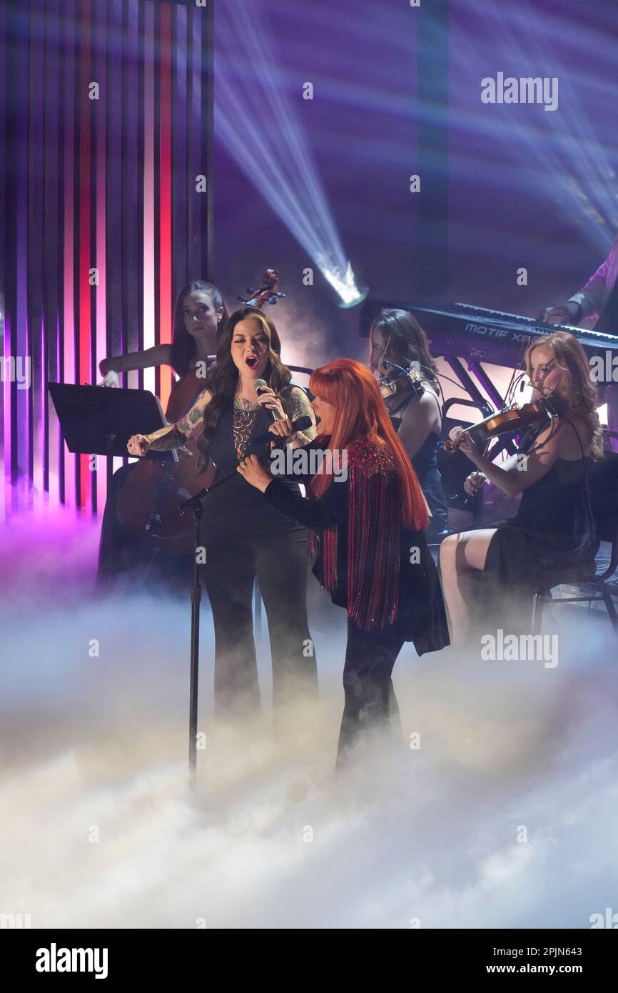 Les chanteurs ASHLEY MCBRYDE (l) et WYNONNA JUDD se produisent aux Country Music Television (CMT) Music Awards 2023 qui ont eu lieu pour la première fois à Austin, au Texas, sur 2 avril 2023 au Moody Centre, avant une foule vendue. Crédit : Bob Daemmrich/Alay Live News Banque D'Images