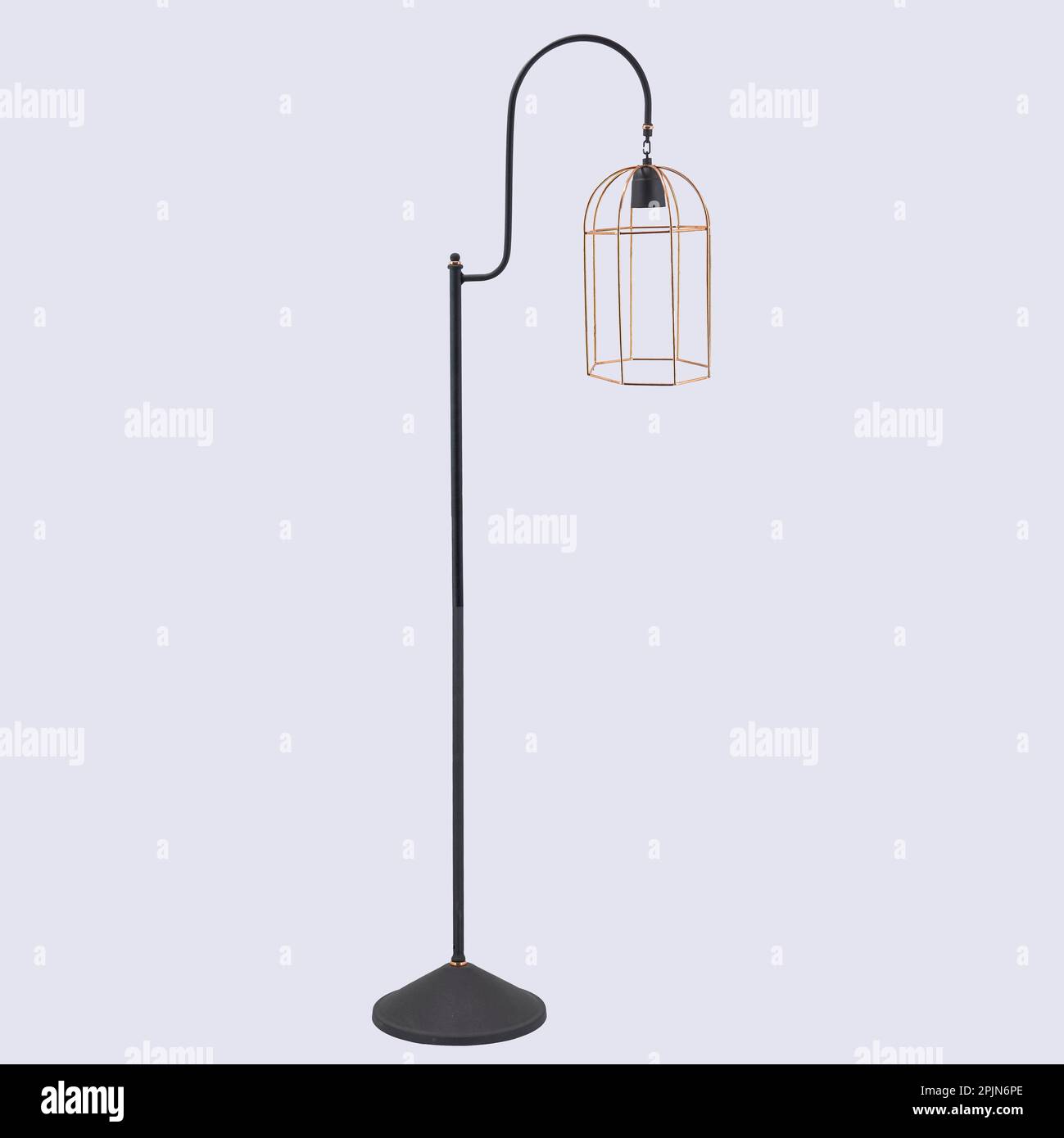 Une lampe moderne en métal noir est montée sur une base et une cage en métal noir, créant un effet d'éclairage élégant et élégant Banque D'Images