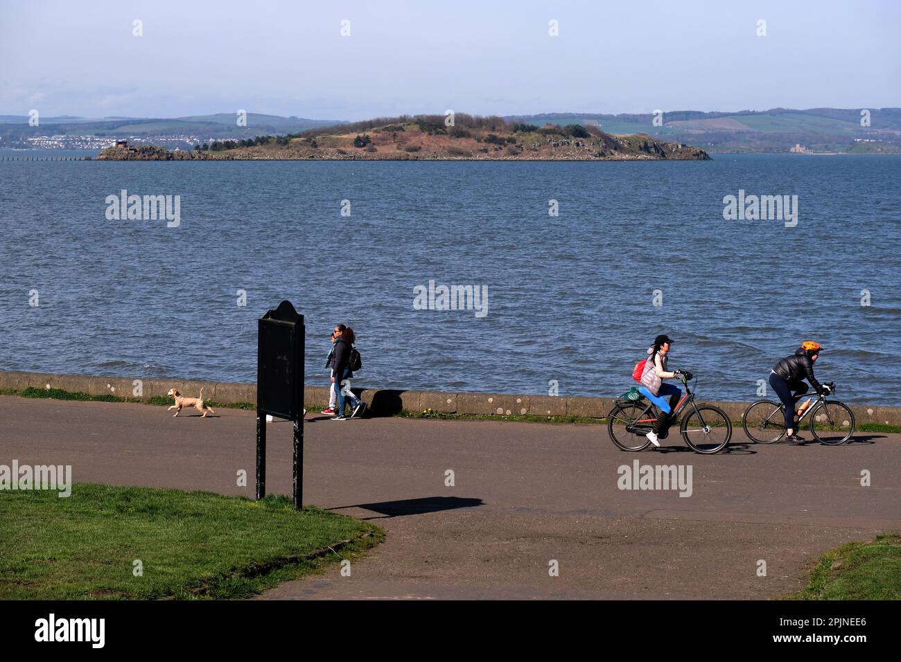 Édimbourg, Écosse, Royaume-Uni. 3rd avril 2023. Le soleil de printemps attire les visiteurs à Cramond Foreshore, en profitant du soleil et en s'engageant dans des activités de plein air. Vue vers Cramond Island coupé à marée haute. Crédit : Craig Brown/Alay Live News Banque D'Images