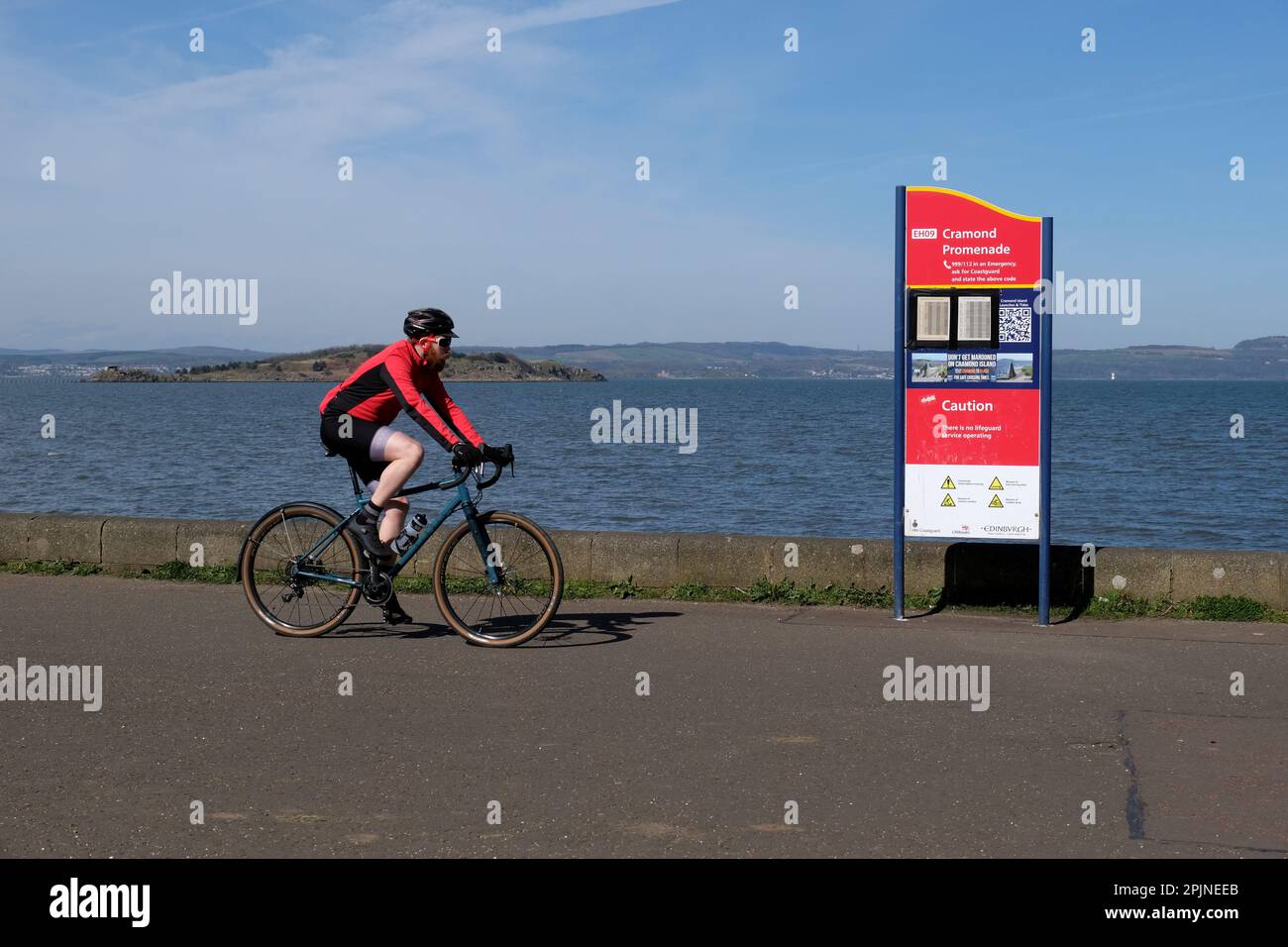 Édimbourg, Écosse, Royaume-Uni. 3rd avril 2023. Le soleil de printemps attire les visiteurs à Cramond Foreshore, en profitant du soleil et en s'engageant dans des activités de plein air. Vue vers Cramond Island coupé à marée haute. Crédit : Craig Brown/Alay Live News Banque D'Images