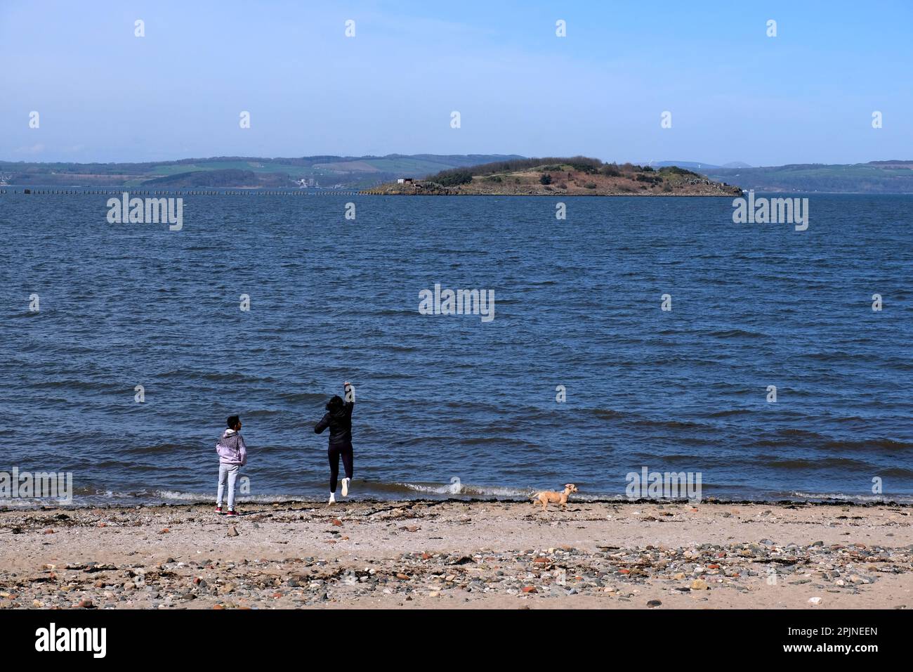 Édimbourg, Écosse, Royaume-Uni. 3rd avril 2023. Le soleil de printemps attire les visiteurs à Cramond Foreshore, en profitant du soleil et en s'engageant dans des activités de plein air. Vue vers Cramond Island coupé à marée haute. Crédit : Craig Brown/Alay Live News Banque D'Images