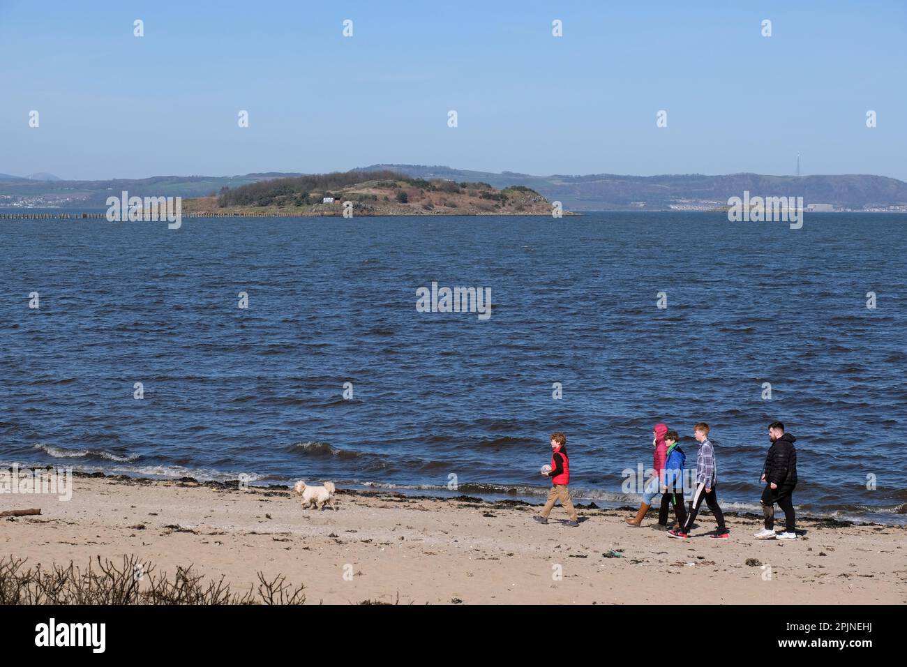 Édimbourg, Écosse, Royaume-Uni. 3rd avril 2023. Le soleil de printemps attire les visiteurs à Cramond Foreshore, en profitant du soleil et en s'engageant dans des activités de plein air. Vue vers Cramond Island coupé à marée haute. Crédit : Craig Brown/Alay Live News Banque D'Images
