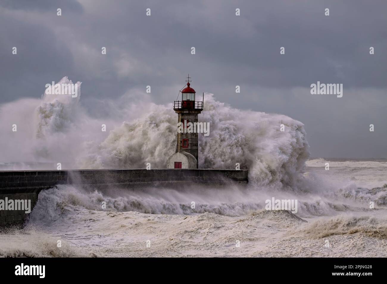 Tempête au phare de l'ancienne embouchure de la rivière, au nord du Portugal. Banque D'Images