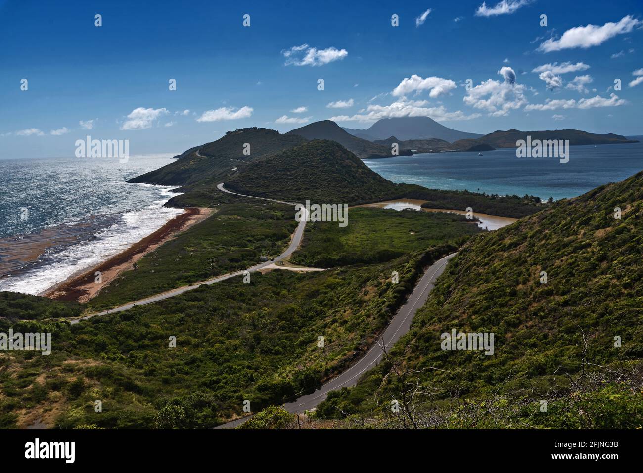 Saint-Kitts, Antilles, la partie ouest de l'île borde la mer des Caraïbes, et la côte est fait face à l'océan Atlantique. Banque D'Images