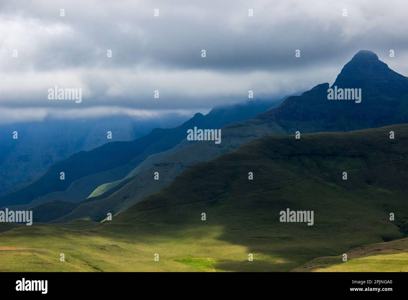 Vue sinistre des montagnes du Drakensberg en Afrique du Sud, à l'ombre d'une tempête qui s'envenira Banque D'Images