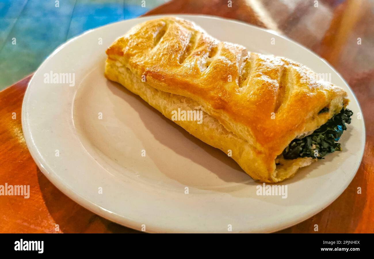 Plats mexicains typiques Tortas Tacos Empanadas rollos et tamales à El Cafecito à Zicatela Puerto Escondido Oaxaca Mexique. Banque D'Images