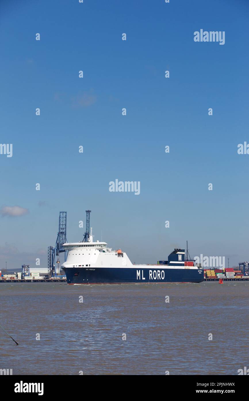 RO-RO (Roll On - Roll Off) cargo ML Freyja entrant dans Harwich Haven sur la route de Harwich Navyard Dock. Banque D'Images