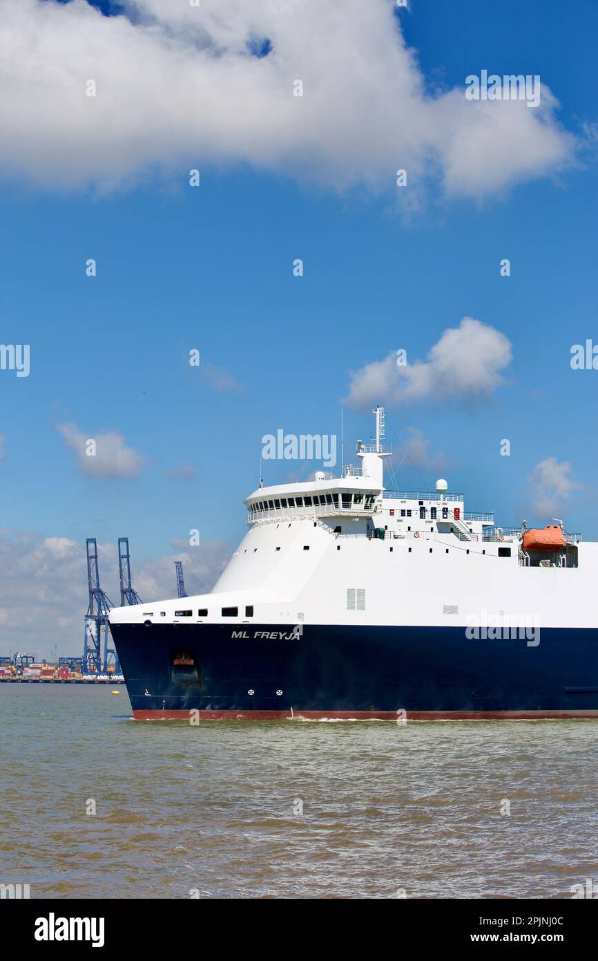 RO-RO (Roll On - Roll Off) cargo ML Freyja entrant dans Harwich Haven sur la route de Harwich Navyard Dock. Banque D'Images