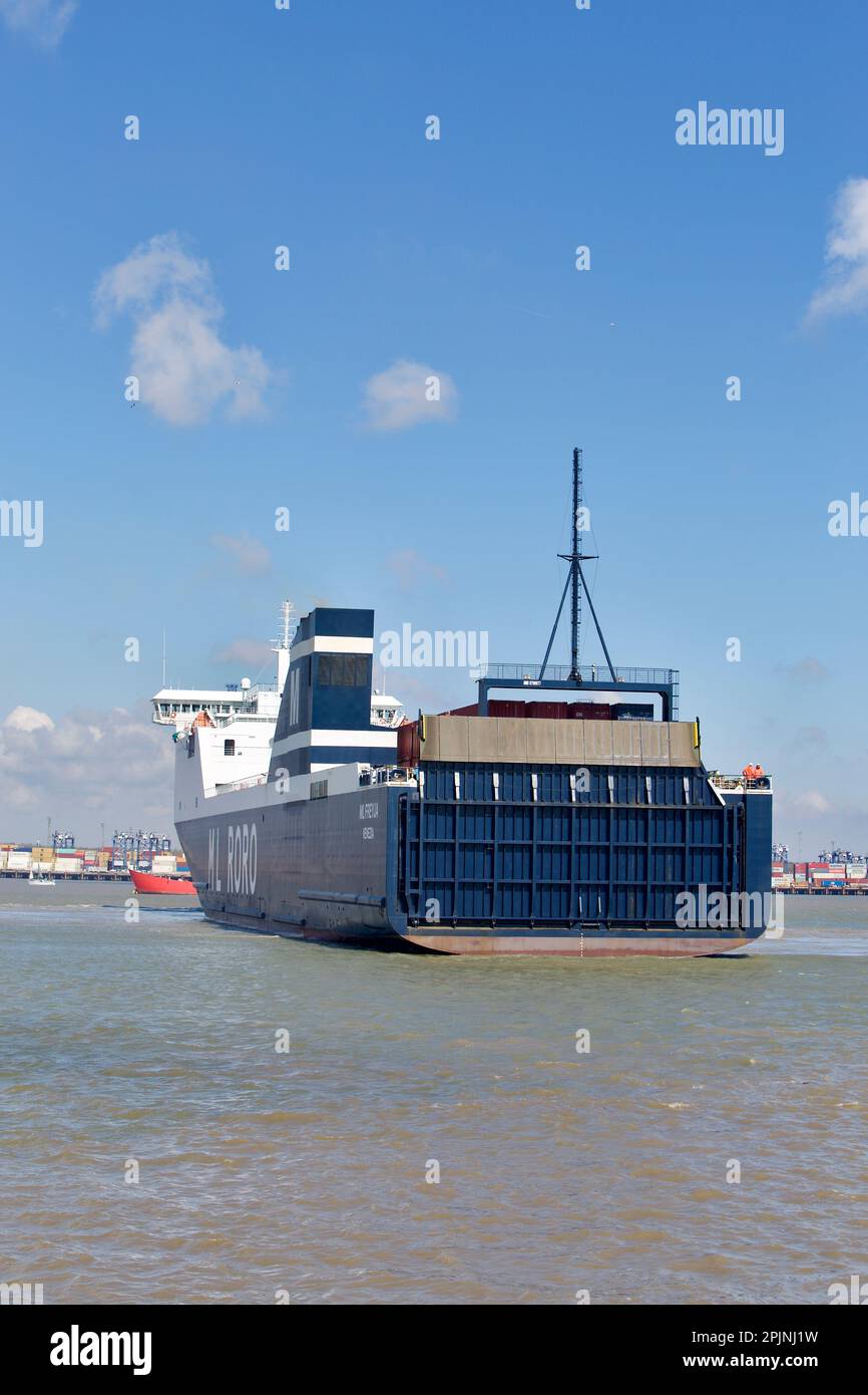 RO-RO (Roll On - Roll Off) cargo ML Freyja entrant dans Harwich Haven sur la route de Harwich Navyard Dock. Banque D'Images