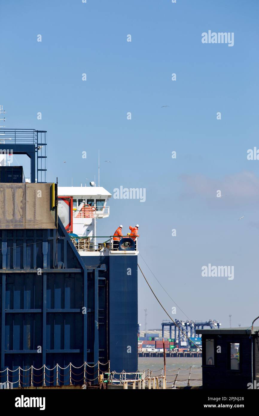 RO-RO (Roll On - Roll Off) cargo ML Freyja entrant dans Harwich Haven sur la route de Harwich Navyard Dock. Banque D'Images