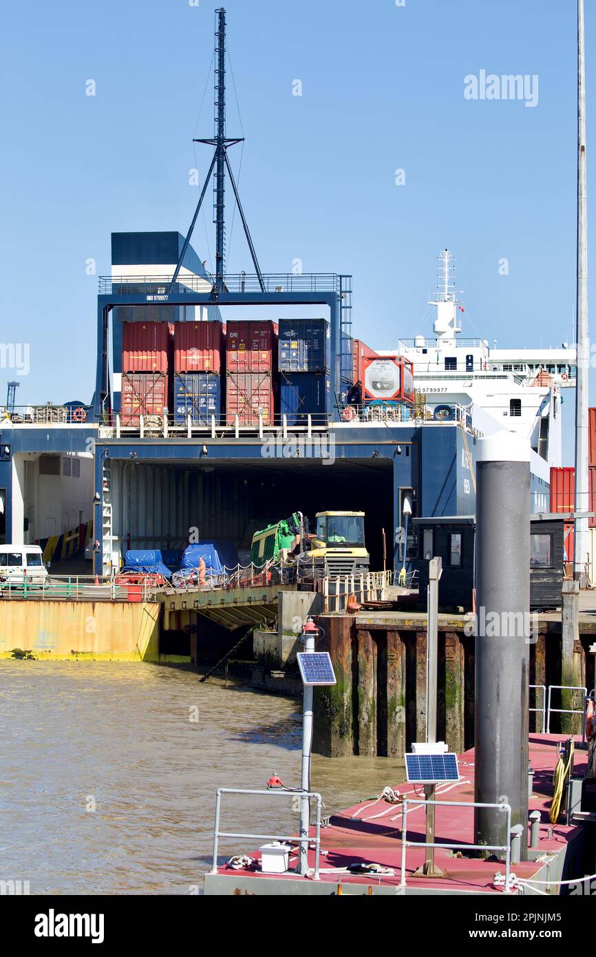 RO-RO (Roll On - Roll Off) cargo ML Freyja amarré au quai de chantier naval de Harwich. Banque D'Images