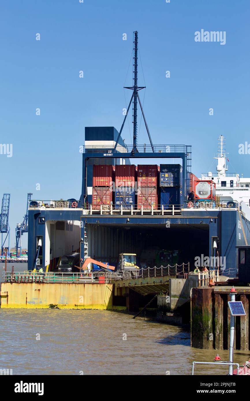 RO-RO (Roll On - Roll Off) cargo ML Freyja amarré au quai de chantier naval de Harwich. Banque D'Images