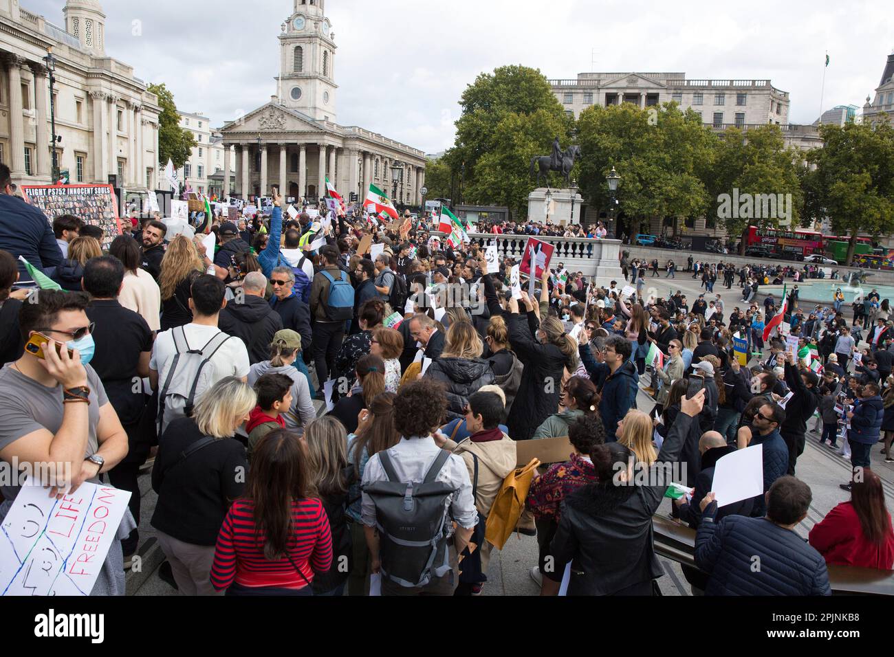 Des affiches, des drapeaux et des messages se tiennent pendant que les participants se réunissent pour soutenir la liberté des femmes en Iran après la mort de Mahsa Amini à Londres. Banque D'Images