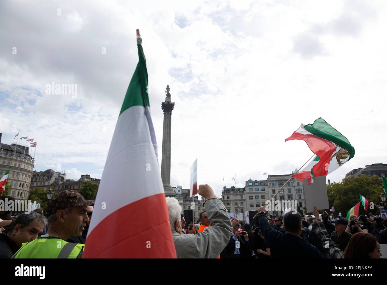 Les participants se réunissent en faveur de la liberté pour les femmes en Iran à la suite du décès de Mahsa Amini à Trafalgar Square, dans le centre de Londres. Banque D'Images