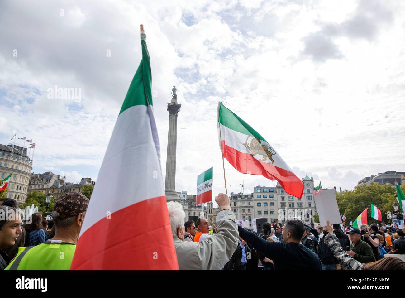 Les participants se réunissent en faveur de la liberté pour les femmes en Iran à la suite du décès de Mahsa Amini à Trafalgar Square, dans le centre de Londres. Banque D'Images