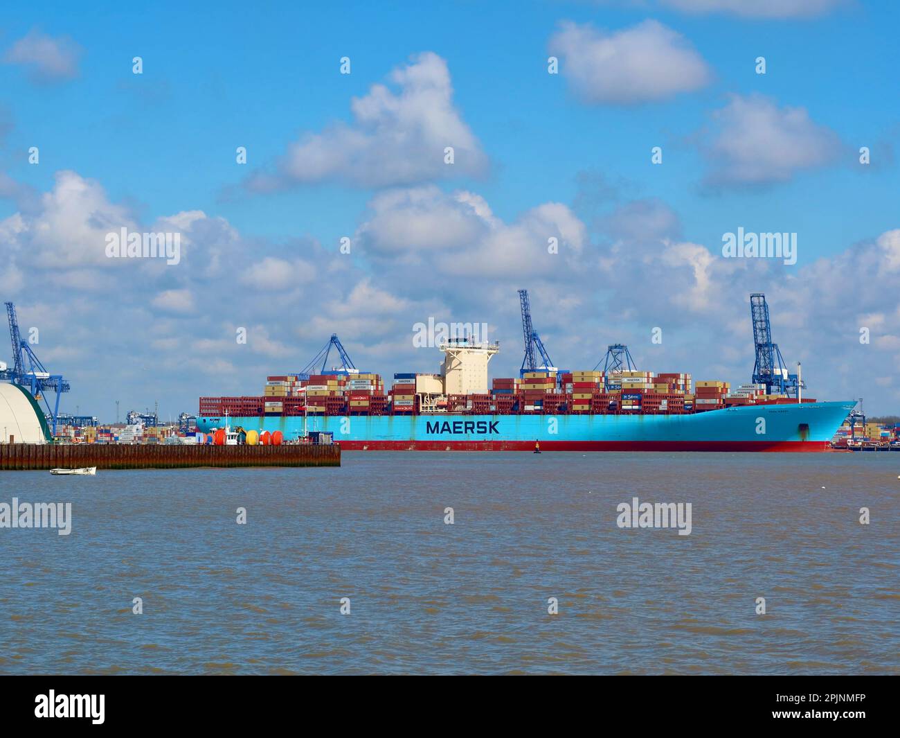 Harwich, Essex, Royaume-Uni - 3 avril 2023 : journée de printemps sur la côte. Maersk Emma quitte le port. Banque D'Images