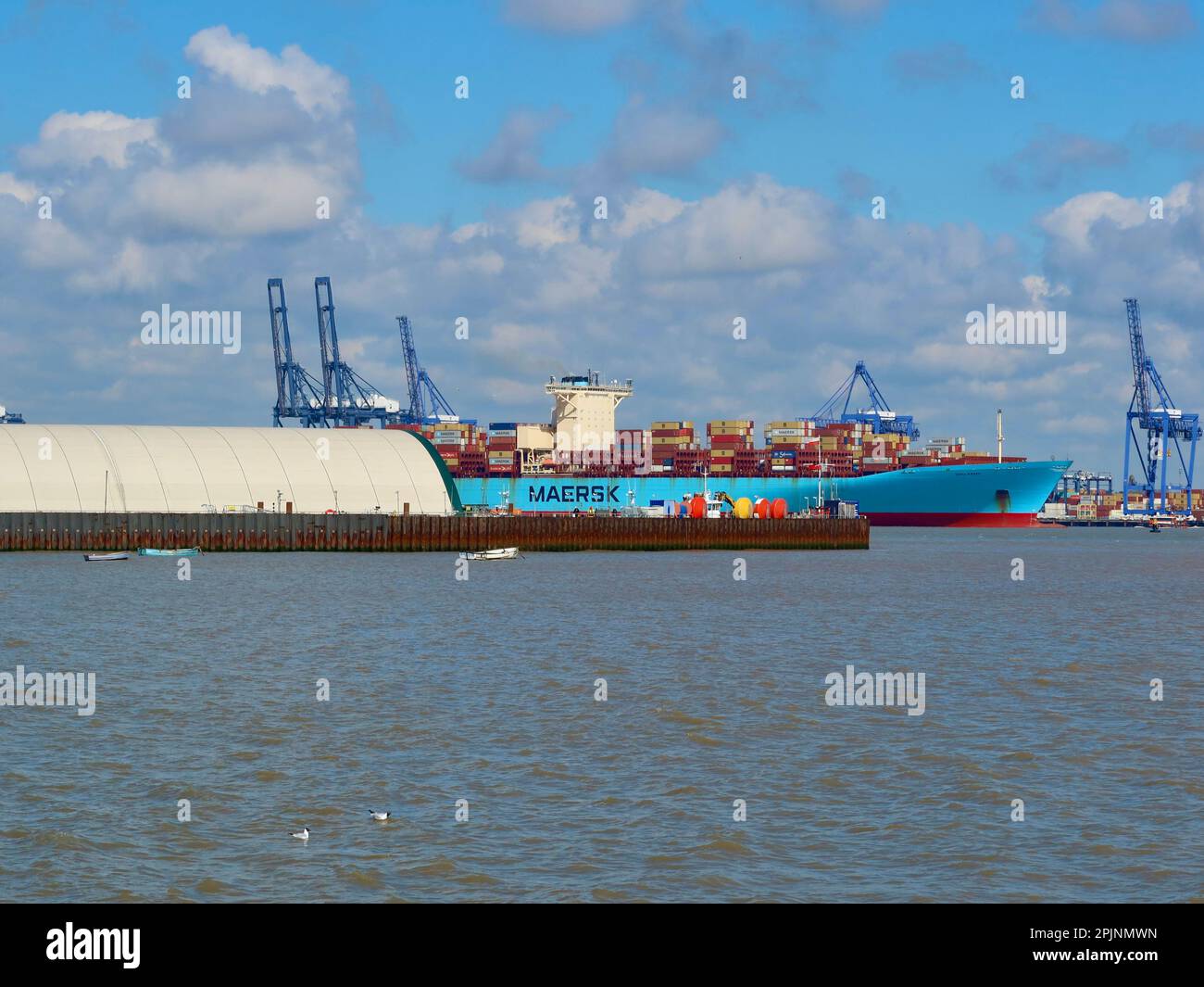 Harwich, Essex, Royaume-Uni - 3 avril 2023 : journée de printemps sur la côte. Maersk Emma quitte le port. Banque D'Images