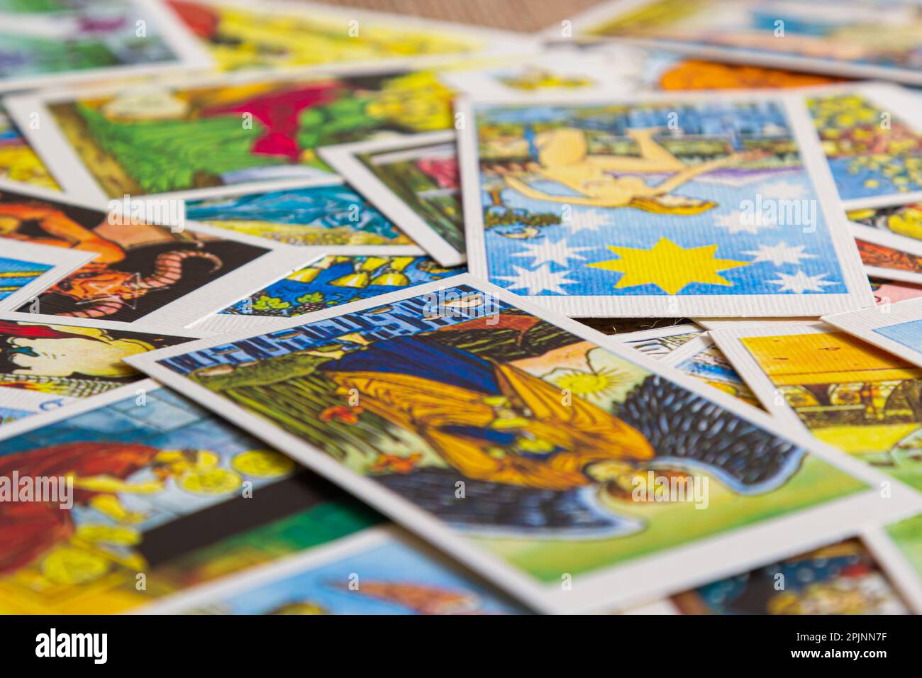 Arrière-plan avec pile de cartes de tarot, le principal pont d'arcana. La magie noire ou le rituel de la magie noire. Effrayant encore la vie avec occulte et ésotérie Banque D'Images