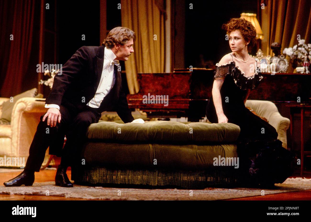 Neil Stacey (Sir George Orreyed, Bart), Felicity Kendal (Paula Jarman) dans LA DEUXIÈME MME TANQUERAY par Arthur Wing Pinero au Lyttelton Theatre, National Theatre (NT), Londres SE1 15/12/1981 conception: Carl Toms éclairage: Leonard Tucker réalisateur: Michael Rudman Banque D'Images