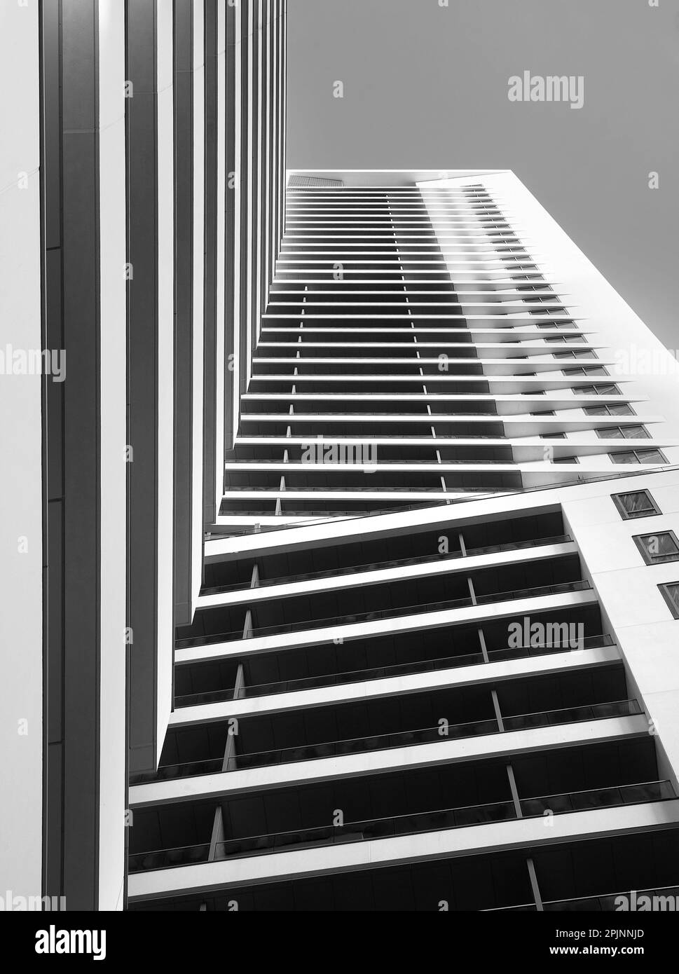Façade en noir et blanc. Wood Wharf, Londres, Royaume-Uni. Architecte : Stanton Williams, 2021. Banque D'Images