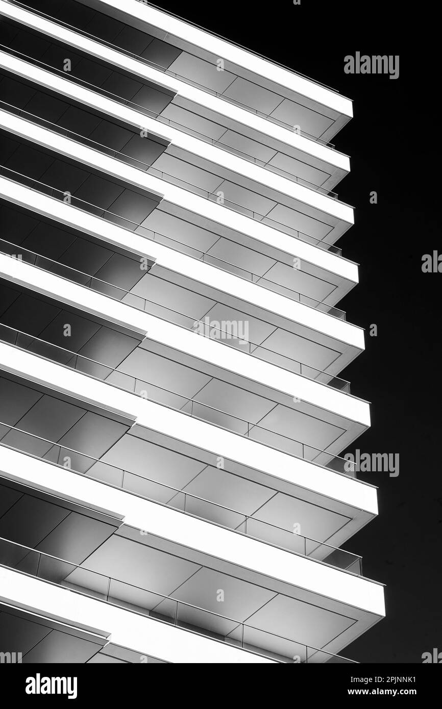 Façade en noir et blanc. Wood Wharf, Londres, Royaume-Uni. Architecte : Stanton Williams, 2021. Banque D'Images