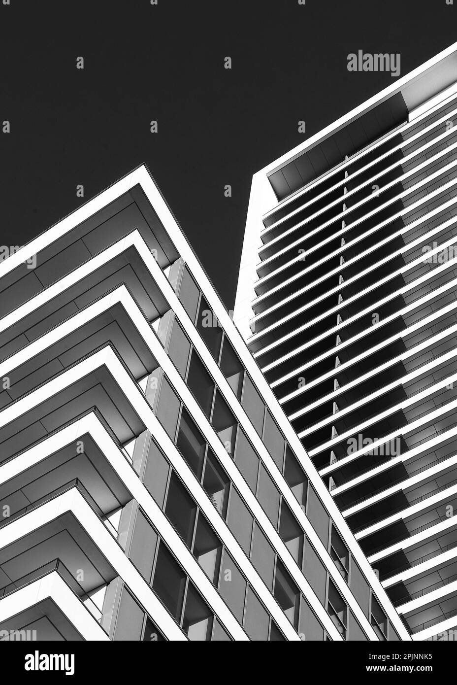 Façade en noir et blanc. Wood Wharf, Londres, Royaume-Uni. Architecte : Stanton Williams, 2021. Banque D'Images