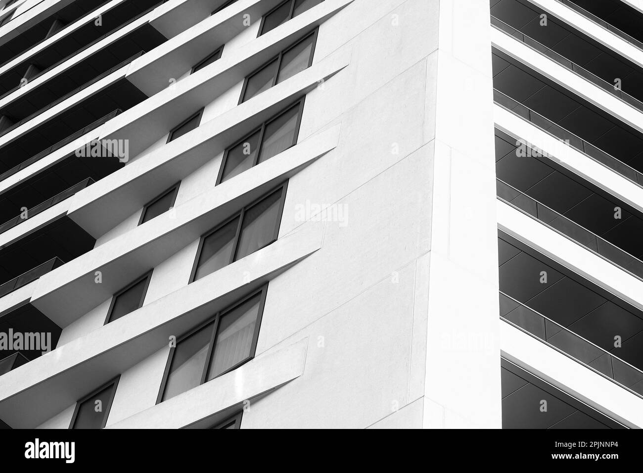 Façade en noir et blanc. Wood Wharf, Londres, Royaume-Uni. Architecte : Stanton Williams, 2021. Banque D'Images