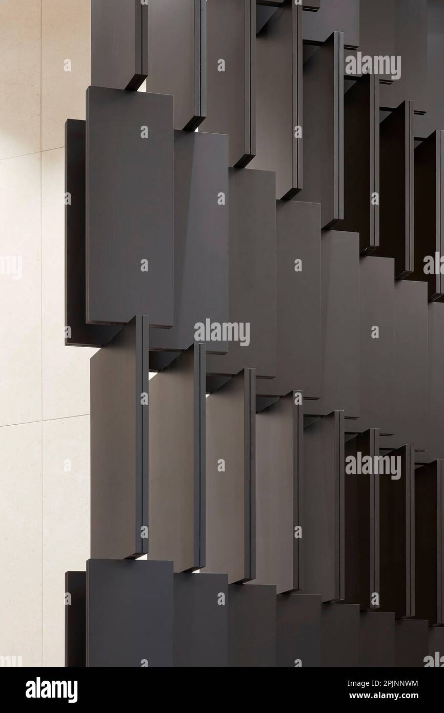 Détail de l'écran métallique du foyer. Wood Wharf, Londres, Royaume-Uni. Architecte : Stanton Williams, 2021. Banque D'Images
