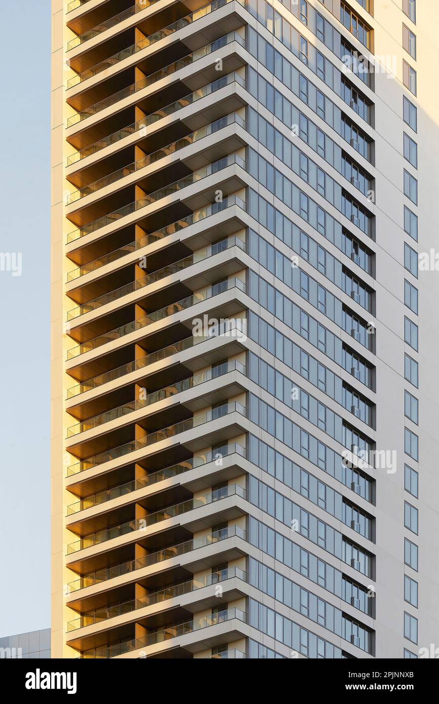 Façade verticale avec balkonies et vitrage. Wood Wharf, Londres, Royaume-Uni. Architecte : Stanton Williams, 2021. Banque D'Images