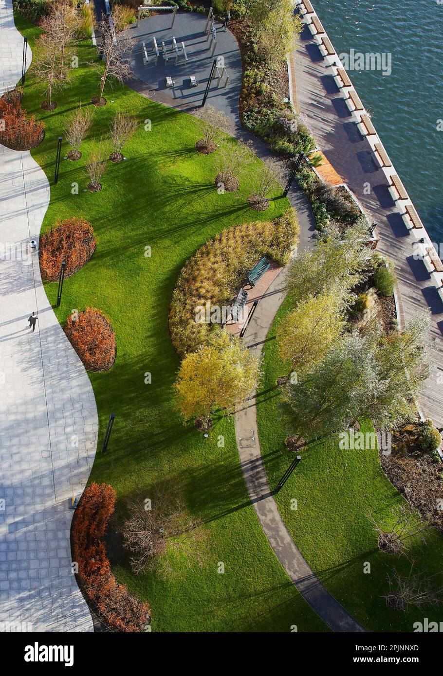Parc paysagé à côté du bord de l'eau. Wood Wharf, Londres, Royaume-Uni. Architecte : Stanton Williams, 2021. Banque D'Images