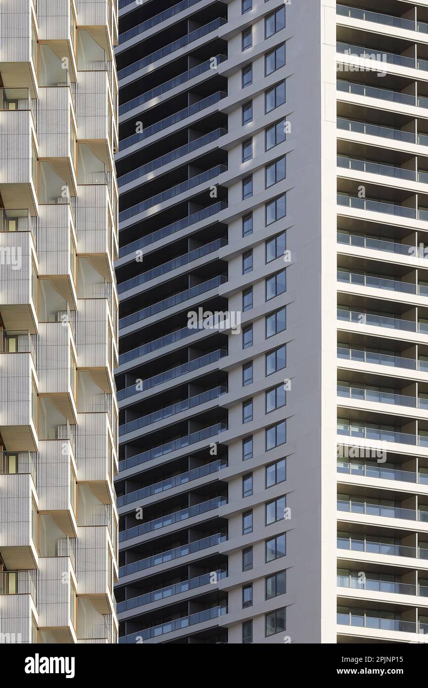 Juxtaposition des façades. Wood Wharf, Londres, Royaume-Uni. Architecte : Stanton Williams, 2021. Banque D'Images