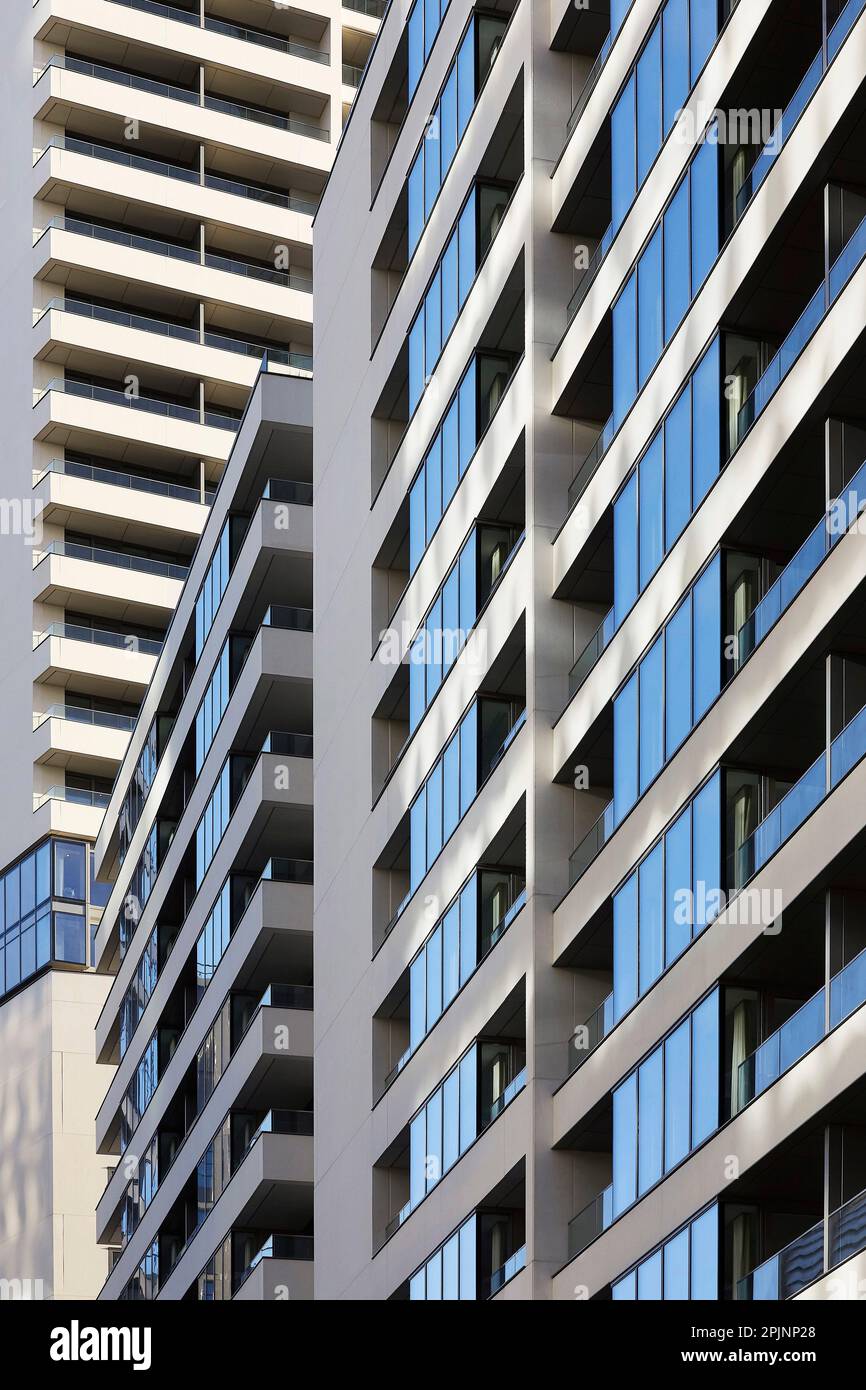 Juxtaposition des façades. Wood Wharf, Londres, Royaume-Uni. Architecte : Stanton Williams, 2021. Banque D'Images