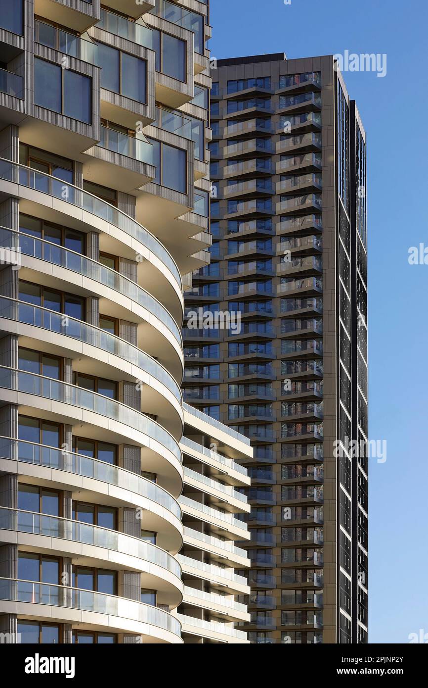 Juxtaposition des façades. Wood Wharf, Londres, Royaume-Uni. Architecte : Stanton Williams, 2021. Banque D'Images
