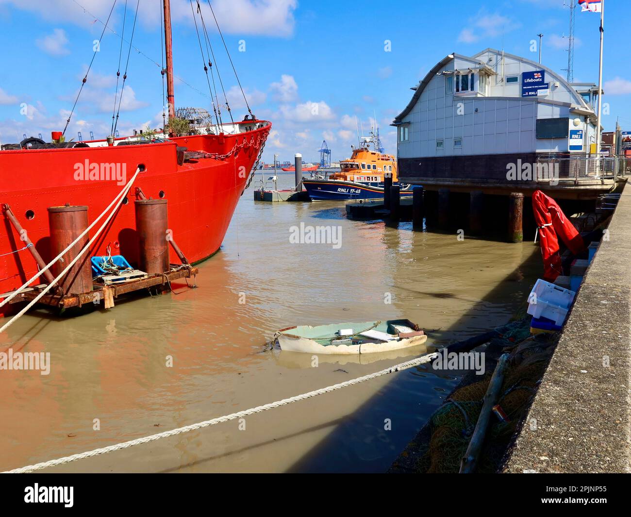 Harwich, Essex, Royaume-Uni - 3 avril 2023 : journée de printemps sur la côte. LV 18 le bateau qui a secoué. Banque D'Images