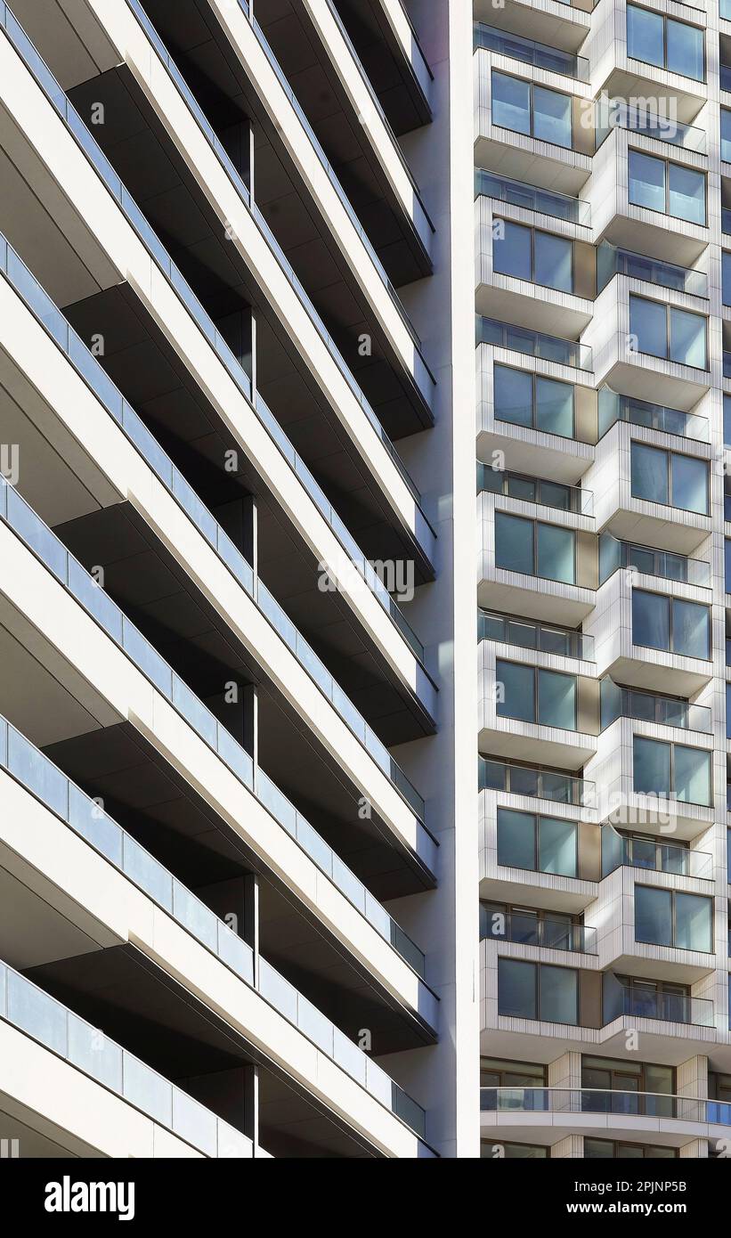 Façade éclairée au soleil. Wood Wharf, Londres, Royaume-Uni. Architecte : Stanton Williams, 2021. Banque D'Images