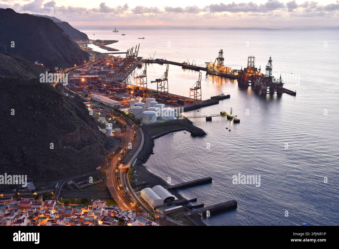 Côte Atlantique du matin avec port industriel de Santa Cruz de Tenerife Iles Canaries Espagne. Banque D'Images